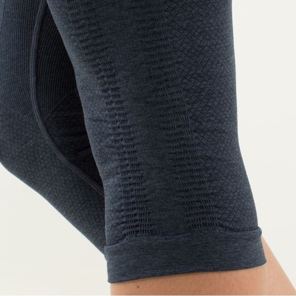Lululemon In The Flow Capri Womens 4 charcoal Moisture Wick Seamless Fitted Crop - Picture 3 of 9